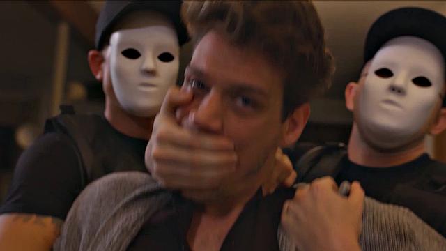 Отчим не промах - веселится и трахает по-жёсткому в зад