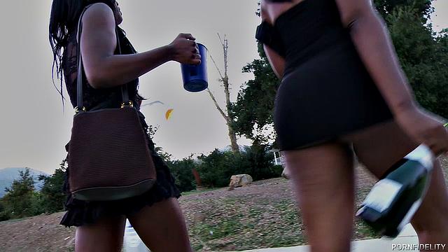 келли мэдисон устраивает новогодний трах с двумя чернокожими пышками