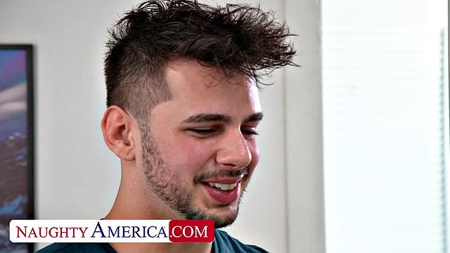 Рене Роуз пробует игрушку, но член друга лучше работает, чем весь секс-шоп вместе взятый.