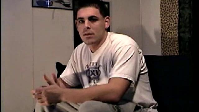 Этан срывается и кончает от напора мужских рук