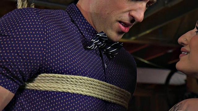 Грудастая госпожа веселит раба ремнем в задницу, тот явно не против