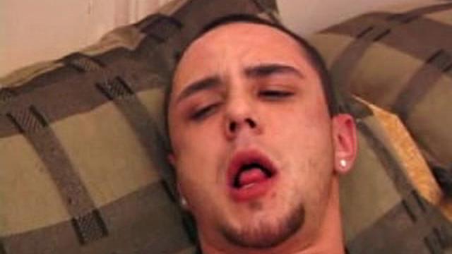 Брэдли Шоу дрочит и мощно кончает игрушками в руках