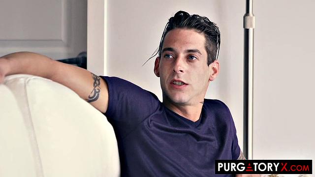 мамаша врывается в тройничок и жадно сосет на диване