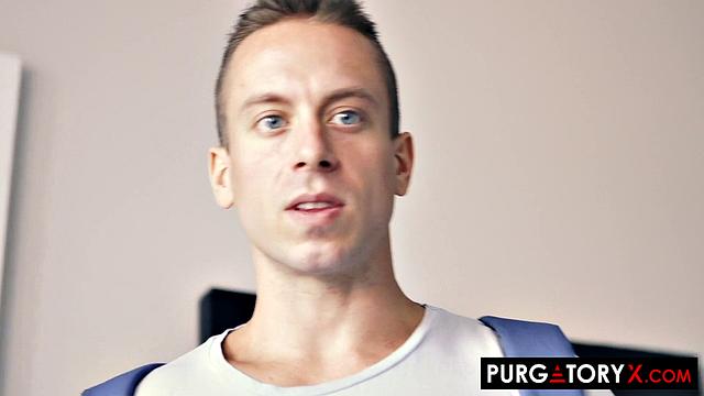 мамаша врывается в тройничок и жадно сосет на диване