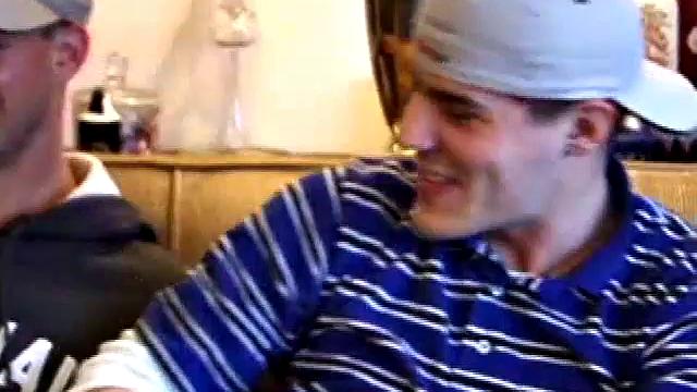 Три взрослых парня меряются членами и жадно сосут друг другу