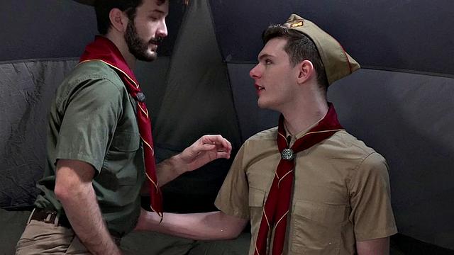 бородатый папик трахается с мужиком под палаткой