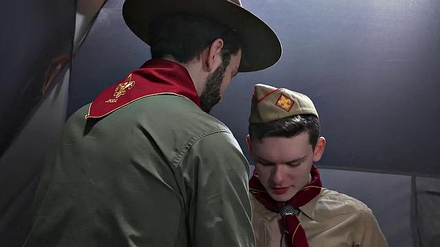 бородатый папик трахается с мужиком под палаткой