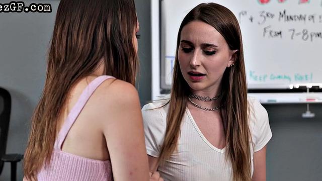 Stunning 21yo fingering and muffdiving her GF