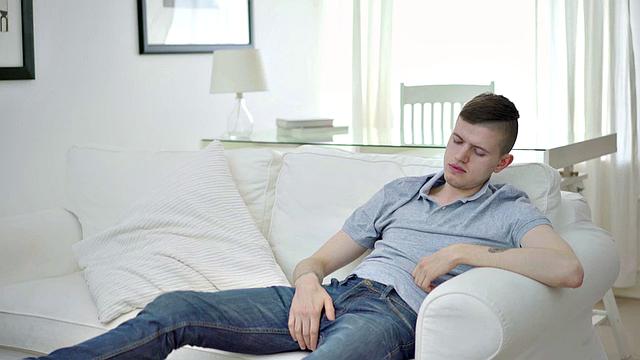 Pierced stud masturbating solo on couch before cumming