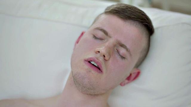 Pierced stud masturbating solo on couch before cumming