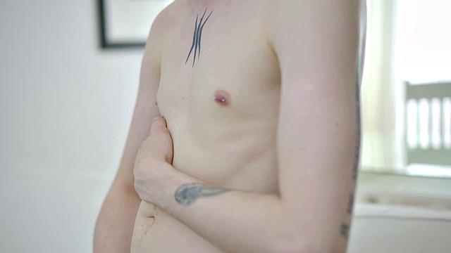 Пирсингованный качок дрочит на диване, а дивану опять не повезло