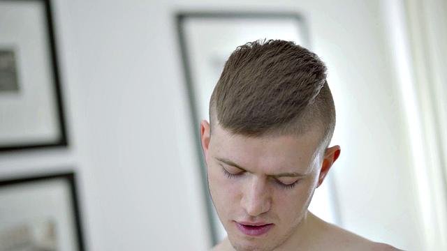 Pierced stud masturbating solo on couch before cumming