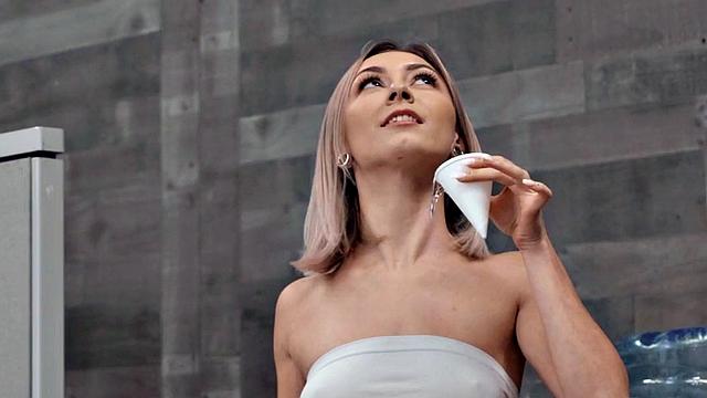 Short fellow fucks IR lover secretary in the office