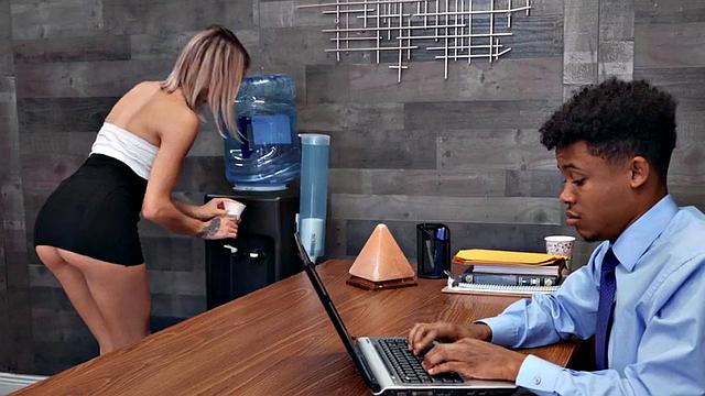 Short fellow fucks IR lover secretary in the office