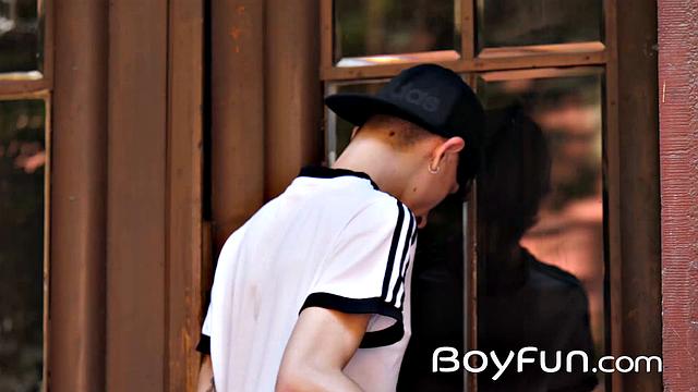Трое взрослых парней устраивают жаркий гей-секс с аналом и большим членом, без резины, страсть на пределе.
