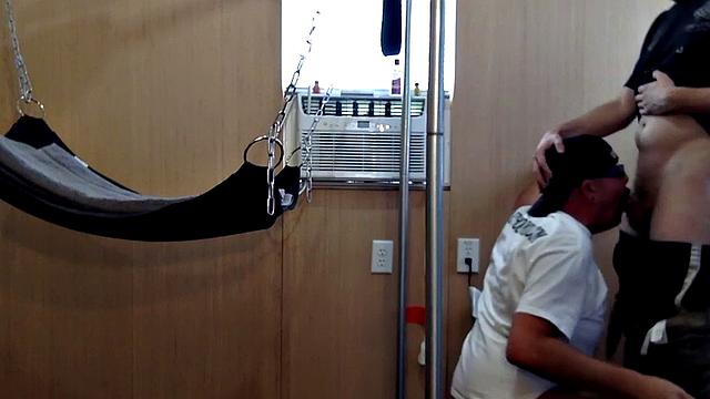 татуированный папик жадно сосёт в глорихолле и получает жёстко в слинге