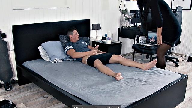 Брюнетка в белье скачет на члене и ловит густой финиш