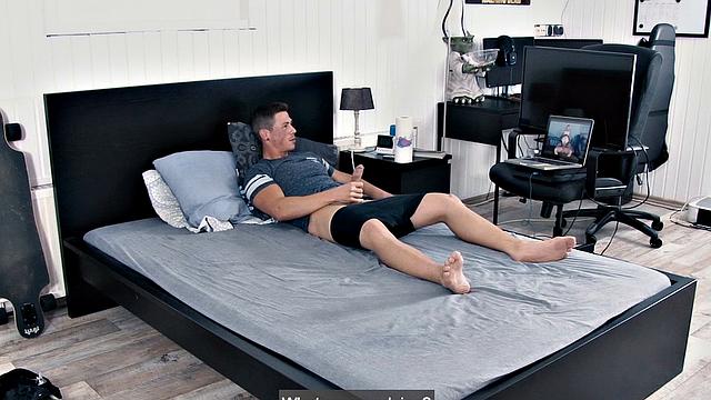 Брюнетка в белье скачет на члене и ловит густой финиш