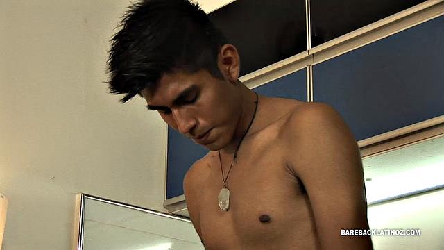 Два зрелых гея: жёсткий минет и мощный кончил на лицо партнёра.