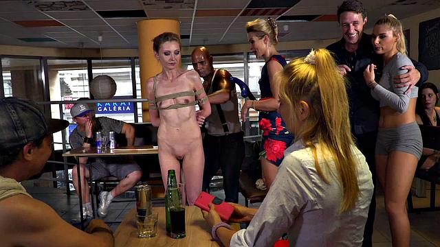 Страстная блондинка в жёстком тройничке с двумя мужиками