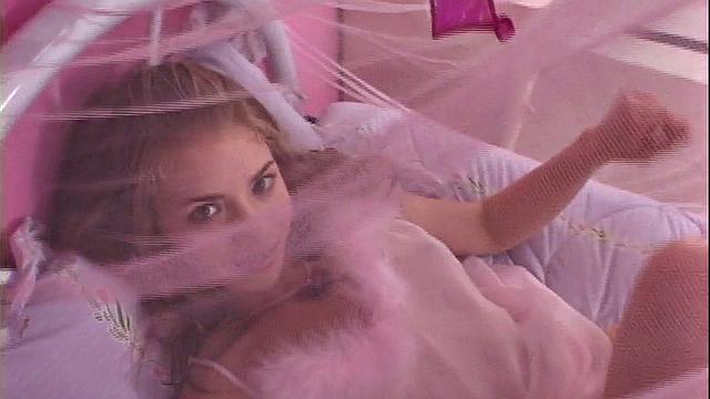 Little April дрочит свою влажную киску в кружевном белье, страсть на грани!