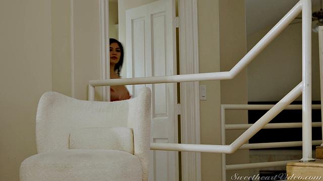 Скользкие лесбиянки страстно мнут друг другу тела на массаже, Chanel Camryn и Scarlett Alexis отдаются желанию без остатка.