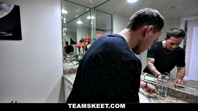 рыжая даёт лизать свою киску и сосёт член