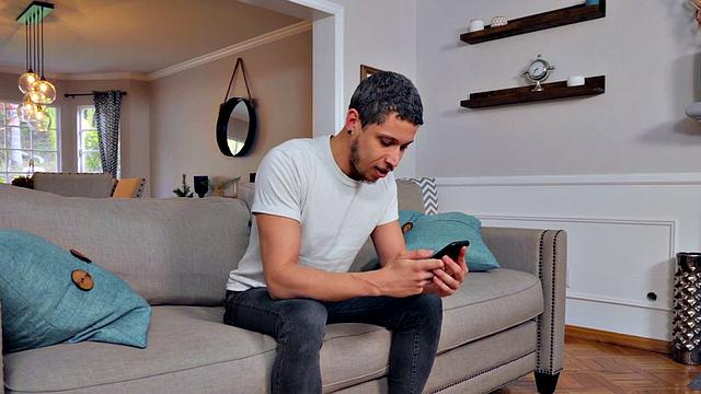 Две веселые лесбиянки трутся письками, похихикав после 69