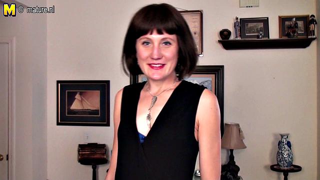 волосатая американская мамка дрочит и жадно трахается