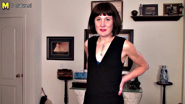 волосатая американская мамка дрочит и жадно трахается