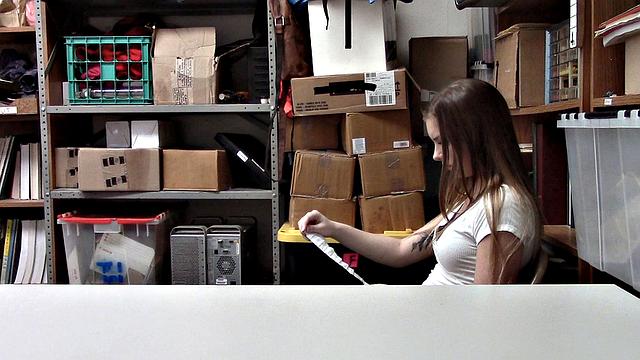 подделала чеки, а теперь её трахают на офисном столе