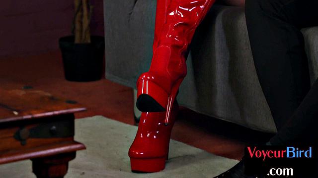 Грудастая вуайеристка дрочит член любовнику до кончи на публике.