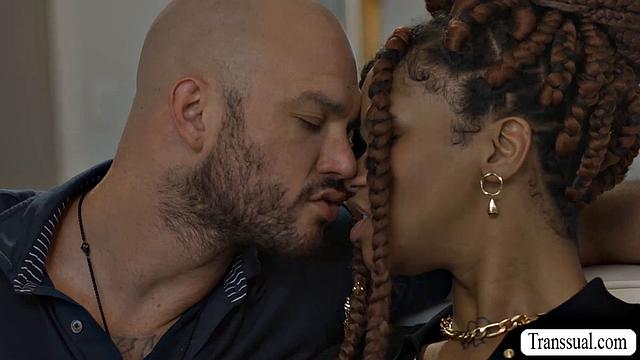 Эбони транса Cloudy Vi приехала к Cliff Jensen, отсосала и жадно подставила анус под жёсткий трах без резины - shemale страсть в действии!