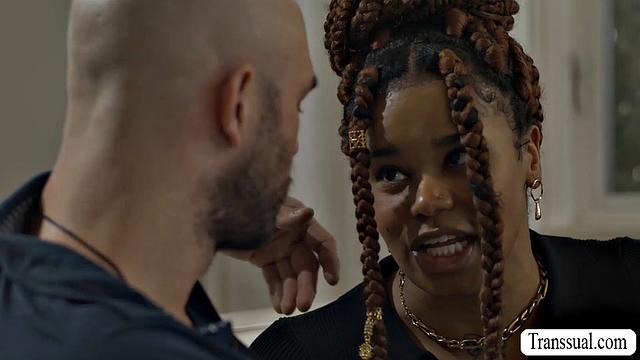 Эбони транса Cloudy Vi приехала к Cliff Jensen, отсосала и жадно подставила анус под жёсткий трах без резины - shemale страсть в действии!