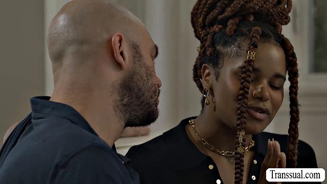 Эбони транса Cloudy Vi приехала к Cliff Jensen, отсосала и жадно подставила анус под жёсткий трах без резины - shemale страсть в действии!