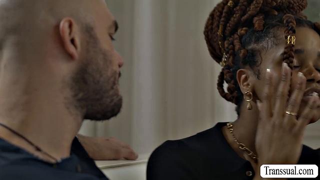 Эбони транса Cloudy Vi приехала к Cliff Jensen, отсосала и жадно подставила анус под жёсткий трах без резины - shemale страсть в действии!