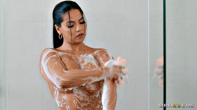 Валентина Jewels застукана за фетишем с трусиками и жарким сексом с Rose Monroe в душе.