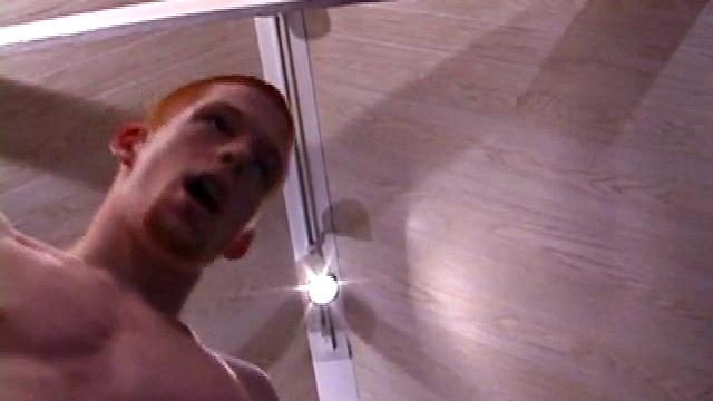 Тристиан дрочит на камеру и кончает себе на футболку