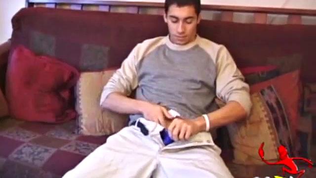 смотри как леви достает свой хер и заливает руки спермой