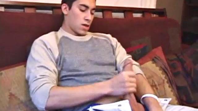 смотри как леви достает свой хер и заливает руки спермой