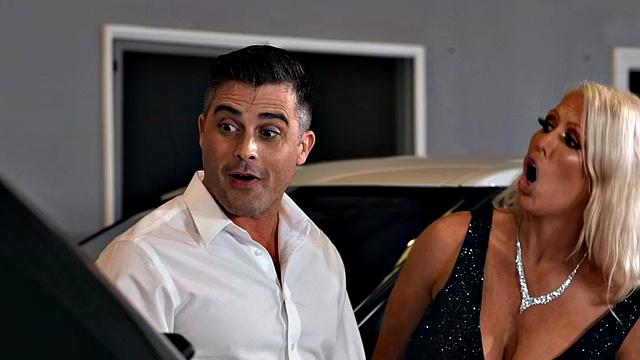 бисексуальная тётка с сиськами устраивает тройной тест-драйв в автосалоне