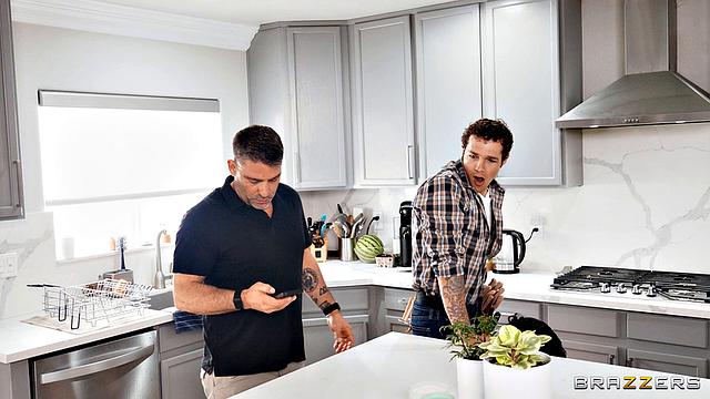 Скучающая жена соблазняет двух ремонтников и устраивает жаркую измену дома.