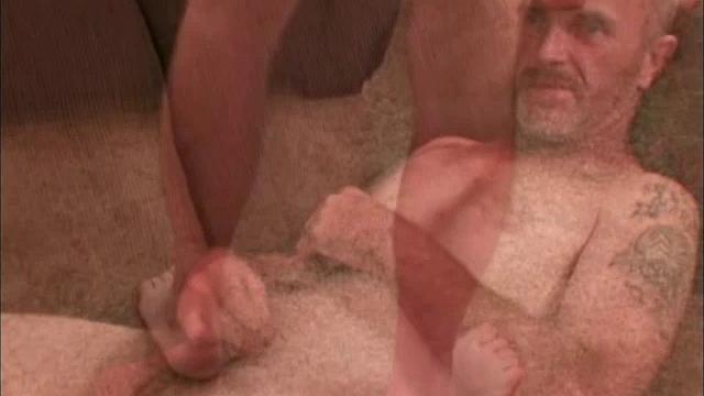 смотри, как уолтер дрочит напарнику на работе