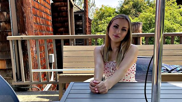 Анна отрывается на тусовке и ловит сперму на лицо