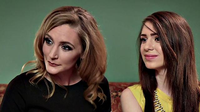 Два татуированных мужика жёстко трахают и вылизывают покорную шлюшку втроём