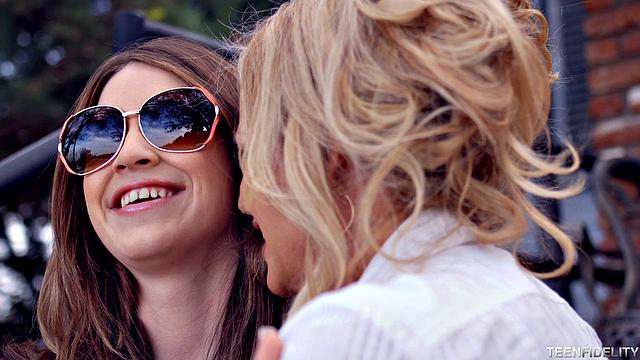 делай как delilah: муж остался без жены - значит, пора развлекаться