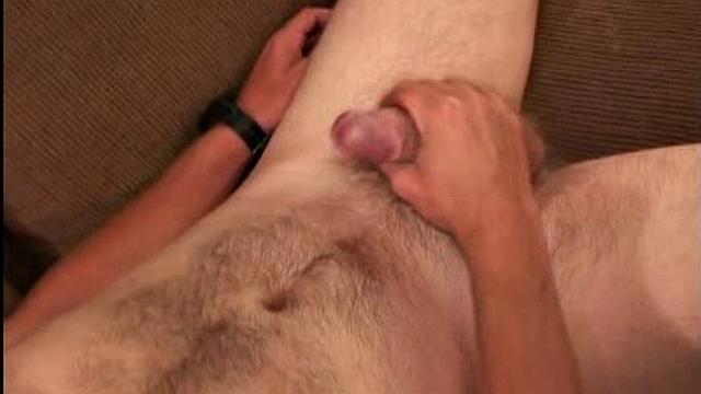 Джо дрочит с юмором и кончает, как чемпион