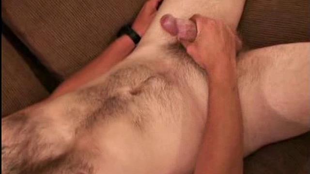 Джо дрочит с юмором и кончает, как чемпион