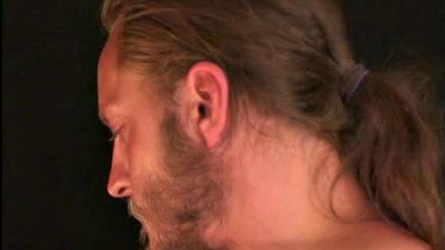 Джо дрочит с юмором и кончает, как чемпион