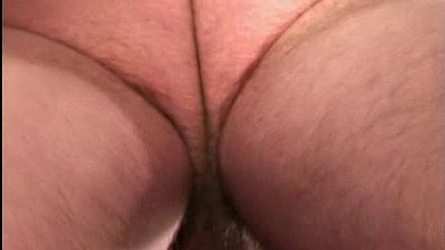 Джо дрочит с юмором и кончает, как чемпион